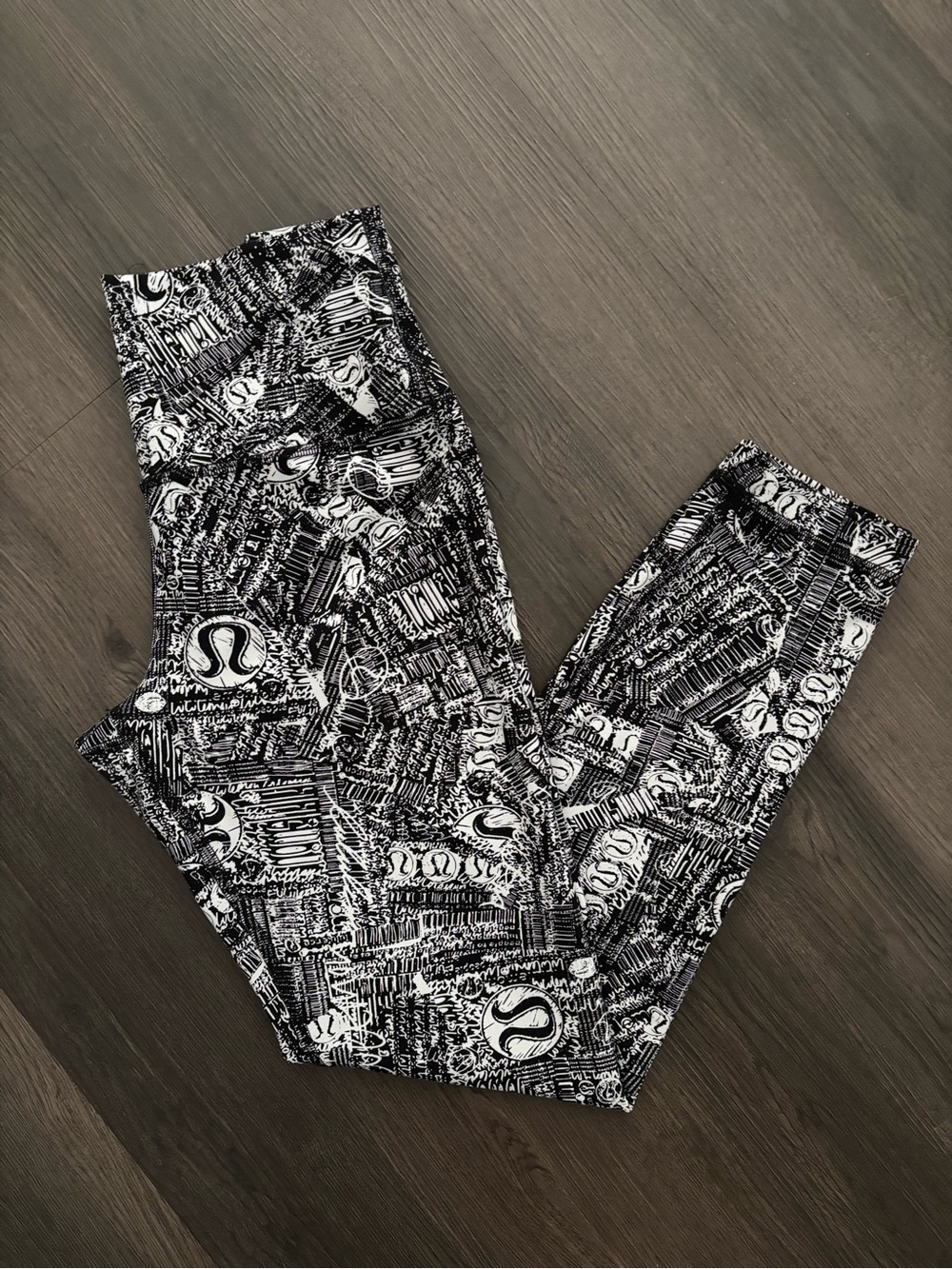 lululemon athletica Black & White Graphic Logo Print Leggings Yoga Workout Sz 8
